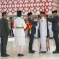 Gubernur Sulawesi Barat (Sulbar) Suhardi Duka resmi mengukuhkan 69 Pasukan Pengibar Bendera Pusaka (Paskibraka) tingkat provinsi.