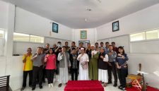 Foto: Mantan Kapolda Sulawesi Barat sekaligus tokoh nasional, Irjen Pol (Purn) Baharuddin Djafar, berkunjung dan memberikan siraman rohani kepada umat Nasrani yang menjadi warga binaan