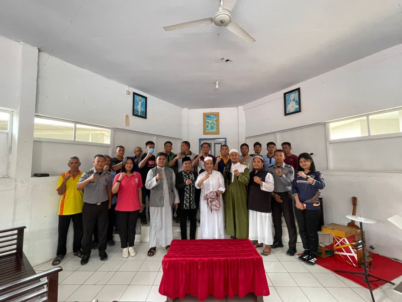 Foto: Mantan Kapolda Sulawesi Barat sekaligus tokoh nasional, Irjen Pol (Purn) Baharuddin Djafar, berkunjung dan memberikan siraman rohani kepada umat Nasrani yang menjadi warga binaan