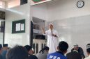 Foto: Suasana penuh kekhusyukan mewarnai Rumah Tahanan (Rutan) Kelas IIB Mamuju pada Sabtu, 23 Agustus 2025. Mantan Kapolda Sulawesi Barat dan Maluku, Irjen Pol (Purn) Baharuddin Djafar, berkunjung sekaligus melaksanakan sholat berjamaah bersama warga binaan.