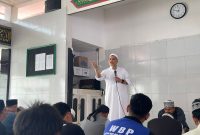 Foto: Suasana penuh kekhusyukan mewarnai Rumah Tahanan (Rutan) Kelas IIB Mamuju pada Sabtu, 23 Agustus 2025. Mantan Kapolda Sulawesi Barat dan Maluku, Irjen Pol (Purn) Baharuddin Djafar, berkunjung sekaligus melaksanakan sholat berjamaah bersama warga binaan.