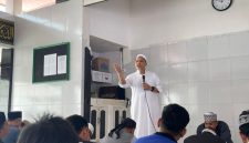 Foto: Suasana penuh kekhusyukan mewarnai Rumah Tahanan (Rutan) Kelas IIB Mamuju pada Sabtu, 23 Agustus 2025. Mantan Kapolda Sulawesi Barat dan Maluku, Irjen Pol (Purn) Baharuddin Djafar, berkunjung sekaligus melaksanakan sholat berjamaah bersama warga binaan.