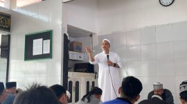 Foto: Suasana penuh kekhusyukan mewarnai Rumah Tahanan (Rutan) Kelas IIB Mamuju pada Sabtu, 23 Agustus 2025. Mantan Kapolda Sulawesi Barat dan Maluku, Irjen Pol (Purn) Baharuddin Djafar, berkunjung sekaligus melaksanakan sholat berjamaah bersama warga binaan.