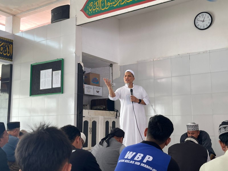 Foto: Suasana penuh kekhusyukan mewarnai Rumah Tahanan (Rutan) Kelas IIB Mamuju pada Sabtu, 23 Agustus 2025. Mantan Kapolda Sulawesi Barat dan Maluku, Irjen Pol (Purn) Baharuddin Djafar, berkunjung sekaligus melaksanakan sholat berjamaah bersama warga binaan.