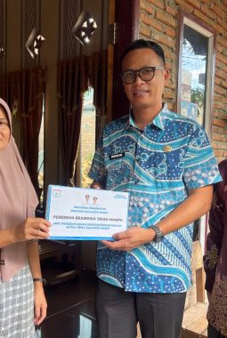 Pemprov Sulbar Salurkan Bantuan Beasiswa, Orang Tua Mahasiswa Berterimakasih