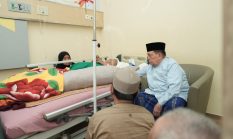 Wagub Sulbar Jenguk Annangguru Bukku KH. Hasan Sanusi di RSUD Andi Depu: Doakan Kesembuhan Tokoh Panutan