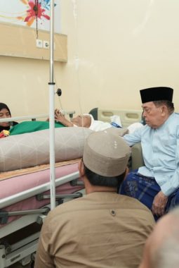 Wagub Sulbar Jenguk Annangguru Bukku KH. Hasan Sanusi di RSUD Andi Depu: Doakan Kesembuhan Tokoh Panutan
