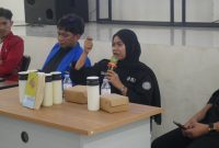 Baiq Sukma Widiawati—jurnalis sekaligus Bidang Pemberdayaan Perempuan IJS—sebagai salah satu pemateri utama