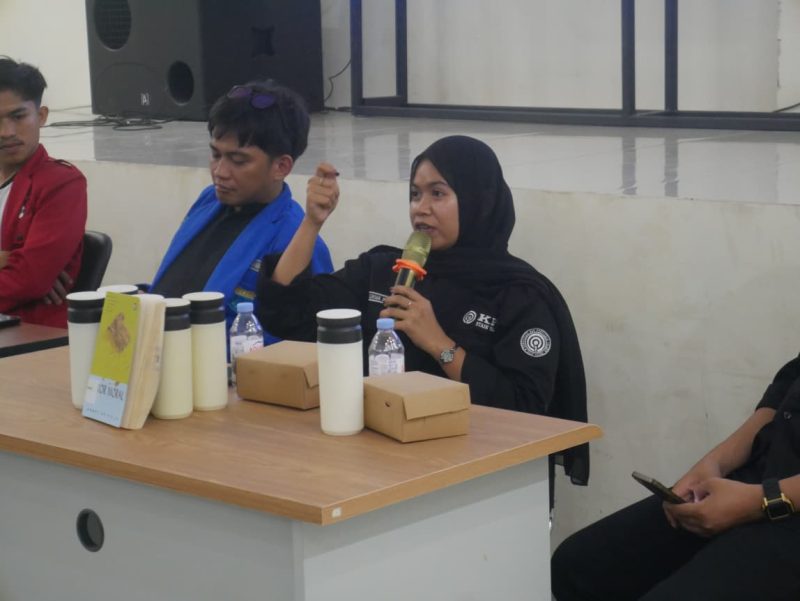 Baiq Sukma Widiawati—jurnalis sekaligus Bidang Pemberdayaan Perempuan IJS—sebagai salah satu pemateri utama