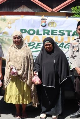 Kasat Binmas Bersama Bhabinkamtibmas Salurkan Paket Daging Kurban Secara Door to Door