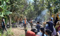 Babinsa Bergerak Cepat Bantu Penanganan Korban Kebakaran di Tapango Barat