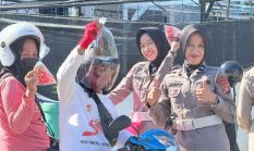 Polantas Menyapa: Pengendara Tertib di Mamuju Dapat Hadiah Sayuran Segar Hasil Kebun Ditlantas Polda Sulbar