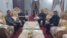 Foto: Bupati Majene saat menerima kunjungan Kepala Puskesmas Sendana di Rumah Jabatan Bupati Majene, turut dihadiri Kapolsek Sendana AKP H. Ashari, S.Pd.I, Danramil Sendana Kapten Wardin, SE.