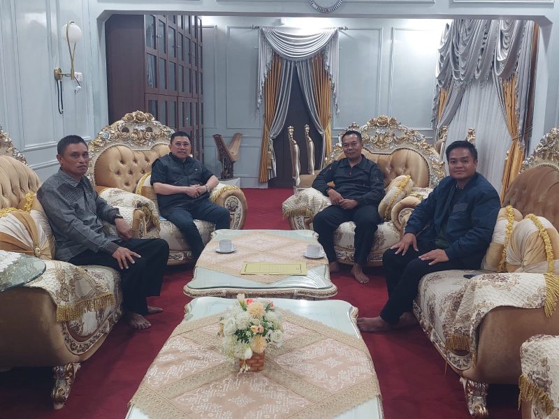 Foto: Bupati Majene saat menerima kunjungan Kepala Puskesmas Sendana di Rumah Jabatan Bupati Majene, turut dihadiri Kapolsek Sendana AKP H. Ashari, S.Pd.I, Danramil Sendana Kapten Wardin, SE.