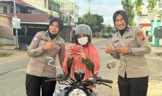 Ditlantas Polda Sulbar Kembali Bagikan Sayur Segar Gratis untuk Pengendara Tertib