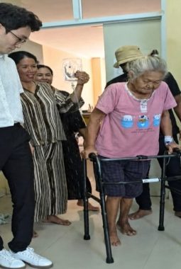 Operasi Sendi RSUD Sulbar Berhasil, Lansia 73 Tahun Kembali Berjalan