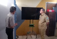 Foto: Bupati Mamuju Tengah, Arsal Aras melakukan kunjungan ke lokasi pemancar atau TX Mamuju Tengah di wilayah Topoyo guna memastikan kesiapan infrastruktur siaran televisi bagi masyarakat, termasuk mendukung kelancaran siaran ajang Piala Dunia 2026.