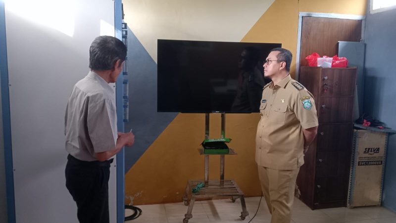 Foto: Bupati Mamuju Tengah, Arsal Aras melakukan kunjungan ke lokasi pemancar atau TX Mamuju Tengah di wilayah Topoyo guna memastikan kesiapan infrastruktur siaran televisi bagi masyarakat, termasuk mendukung kelancaran siaran ajang Piala Dunia 2026.