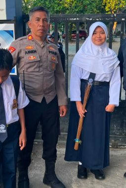 Sebelum Berdinas, Personel Polresta Mamuju Antar Anak ke Sekolah sebagai Wujud Peran Ayah Hebat