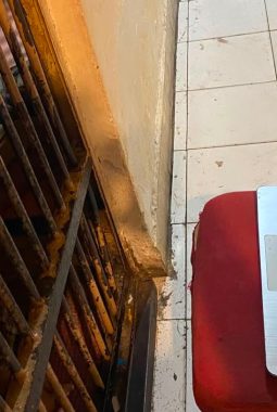 Humanis, Polresta Mamuju Ajak Tahanan Nobar Final Piala Dunia Lewat Layar Laptop di Depan Ruang Tahanan