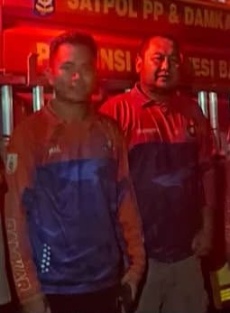 Bahu Membahu Lawan Api, Personel Polsek Mamuju dan Damkar Berjibaku Padamkan Kebakaran Hutan di Sumare