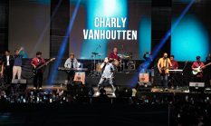 Rekor! 9 Ribu Penonton Padati Konser Charly Van Houten Di Stadion Manakarra