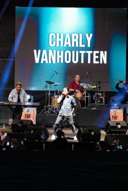 Rekor! 9 Ribu Penonton Padati Konser Charly Van Houten Di Stadion Manakarra