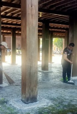 Jaga Warisan Budaya, Polresta Mamuju Bersihkan Rumah Adat Mamuju