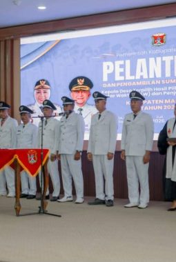Bupati Mamuju Lantik 8 Kepala Desa, Tekankan Transparansi Dana Desa dan Profesionalisme