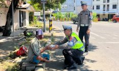 Jumat Berkah Ditlantas Polda Sulbar, Polantas Bagikan Makanan Gratis untuk Tukang Becak hingga Ojol