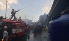 Mobil Damkar Kodim 1402/Polman Diterjunkan Padamkan Kebakaran Rumah Warga di Polewali