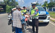 Polantas Karib Tebar Berkah Jumat, Bagikan Makanan Gratis untuk Warga di Mamuju