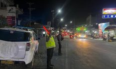 Masyarakat Nikmati Aktivitas di Malam Minggu, Polisi Mamuju Siaga di Persimpangan Jalan