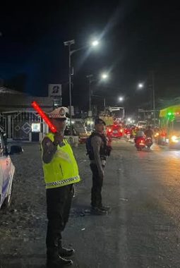Masyarakat Nikmati Aktivitas di Malam Minggu, Polisi Mamuju Siaga di Persimpangan Jalan