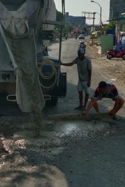 Cegah Lakalantas, Kanit Turjawali Satlantas Polresta Mamuju Turun Langsung Cor Jalan Berlubang