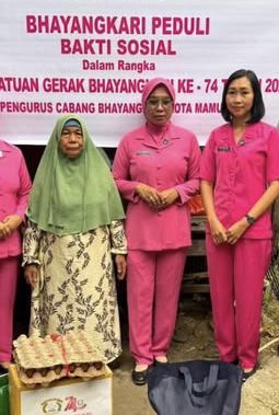 Bhayangkari Mamuju Berbagi Kebahagiaan, Dua Nenek Sebatang Kara Terima Bantuan Sembako