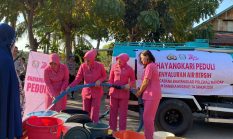 Bhayangkari Peduli Salurkan 9.000 Liter Air Bersih kepada Warga Galeso