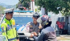 Ditlantas Polda Sulbar Tebar Kebaikan, Bagikan Makanan di Jalan Raya