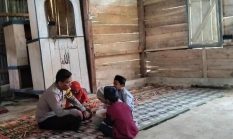 15 Km Jalan Rusak, Bripka Nur Alam Tetap Jadi Guru Ngaji Anak Pedalaman Mamasa