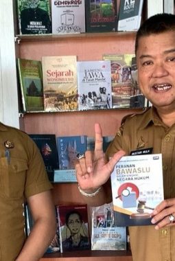 Perpusip Sulbar Terima Karya Tulis tentang Peran Bawaslu