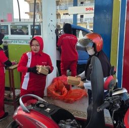 Antrean BBM, SPBU Simboro Beri Makanan Gratis kepada Pengendara
