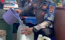 Krisis Air di Saluleang Mamuju, Polantas Polda Sulbar Salurkan 10.000 Liter Air Bersih Sebagai Makna Pengabdian HUT Lantas ke-71