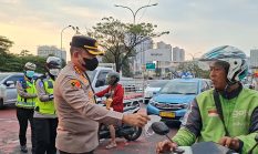 Abu Vulkanik Ancam Udara, Polres Metro Depok Bagikan 1.000 Masker di Margonda