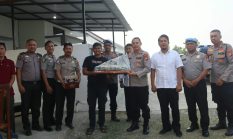 Semarak HUT TNI ke-81, Kapolresta Mamuju Sambangi Lanal Mamuju Bawa Tumpeng dan Kue Tart