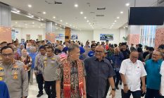 Disambut Kain Sikomandi, Irjen Pol Totok Suharyanto Awali Pengabdian sebagai Kapolda Sulbar