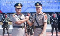 Farewell and Welcome Parade Polda Sulbar, Estafet Komando dari Irjen Pol Adi Deriyan ke Irjen Pol Totok Suharyanto