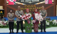 Penuh Haru! Ny. Santi Adi Deriyan Berpamitan, Ny. Fety Totok Resmi Jadi Ibu Asuh Polwan Polda Sulbar