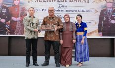 Penuh Makna, Kapolresta Kombes Pol Ferdyan Indra Fahmi Serahkan Keris Raja Mamuju untuk Irjen Adi Deriyan