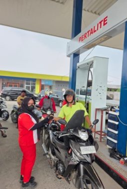 Aksi Humanis SPBU Simboro, Pengendara yang Antre BBM Dapat Masker Gratis