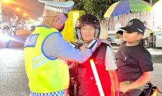 Polantas Polda Sulbar Berbagi Masker di Tengah Kabut Asap: Hadir Melindungi, Pastikan Perjalanan Aman dan Selamat